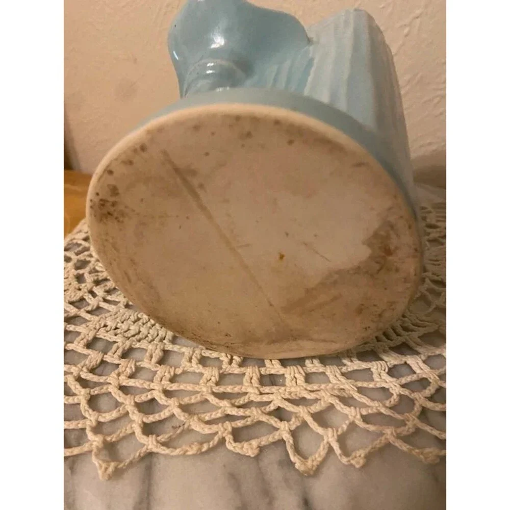 Vintage Shawnee Pottery Hugging Couple